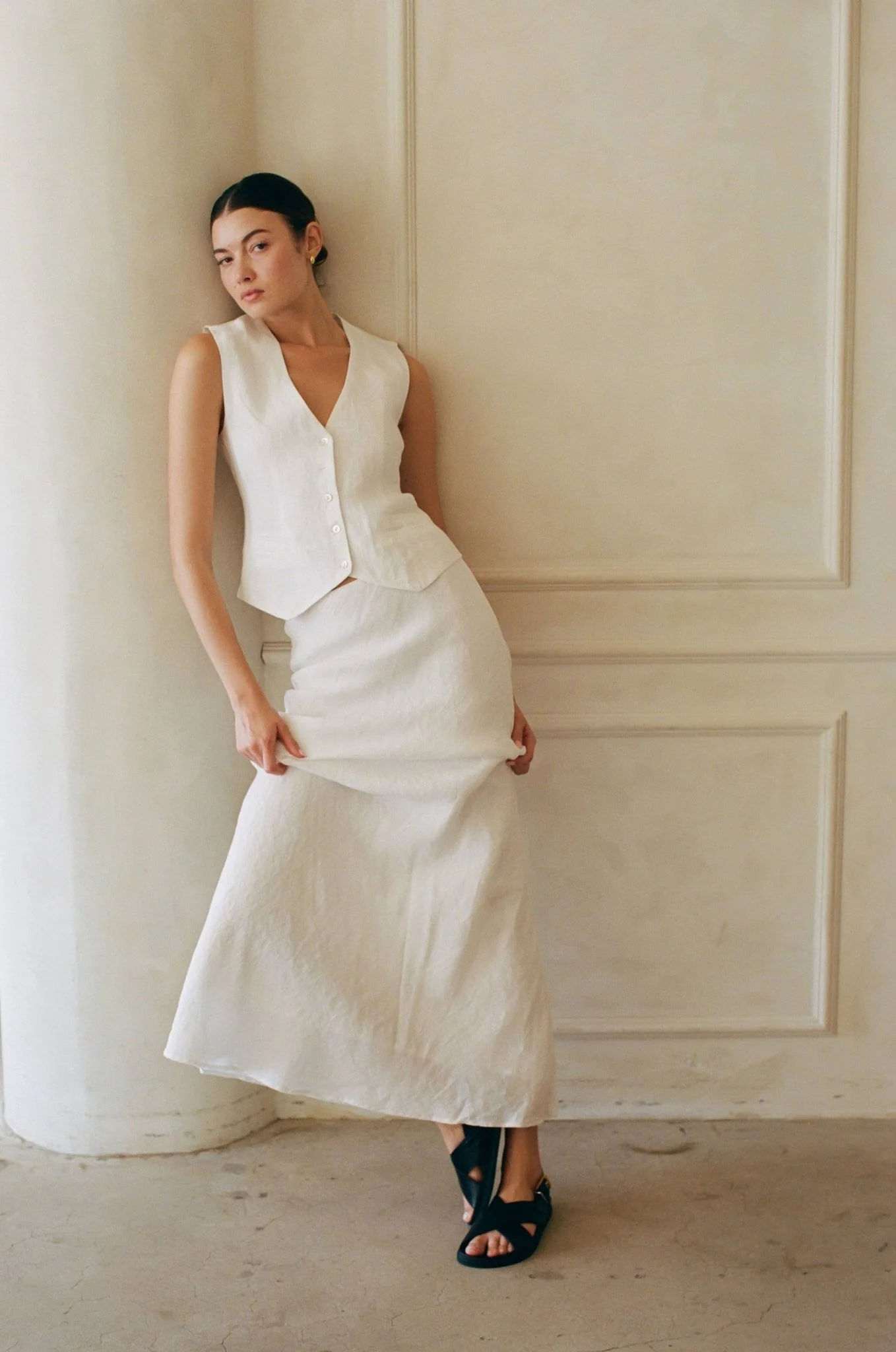 Linen V-Neck Button Down Vest | Off White - Image 3