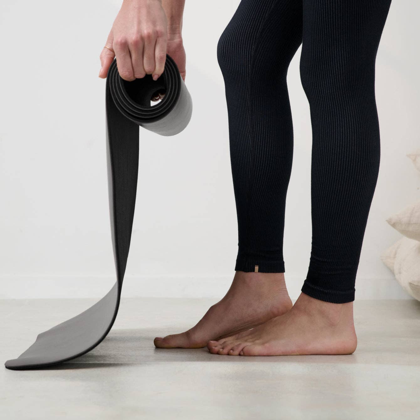 Seamless Modal Flow Legging | Immersed Black - Image 2