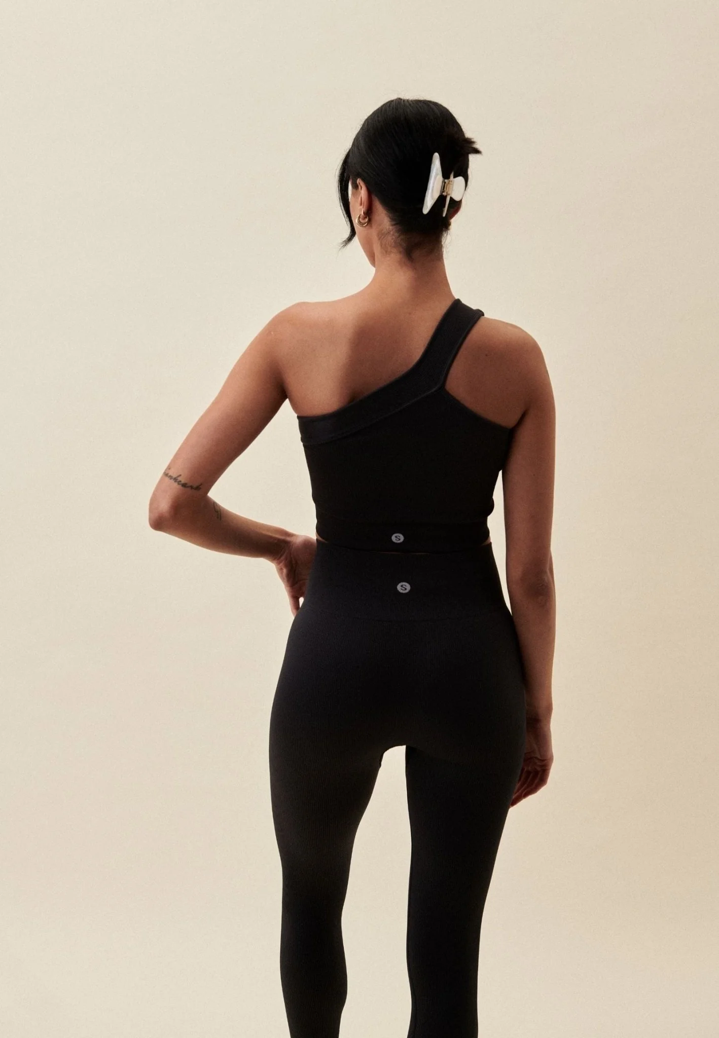 Ribbed Seamless One Shoulder Sports Bra | Dusty Black - Image 3