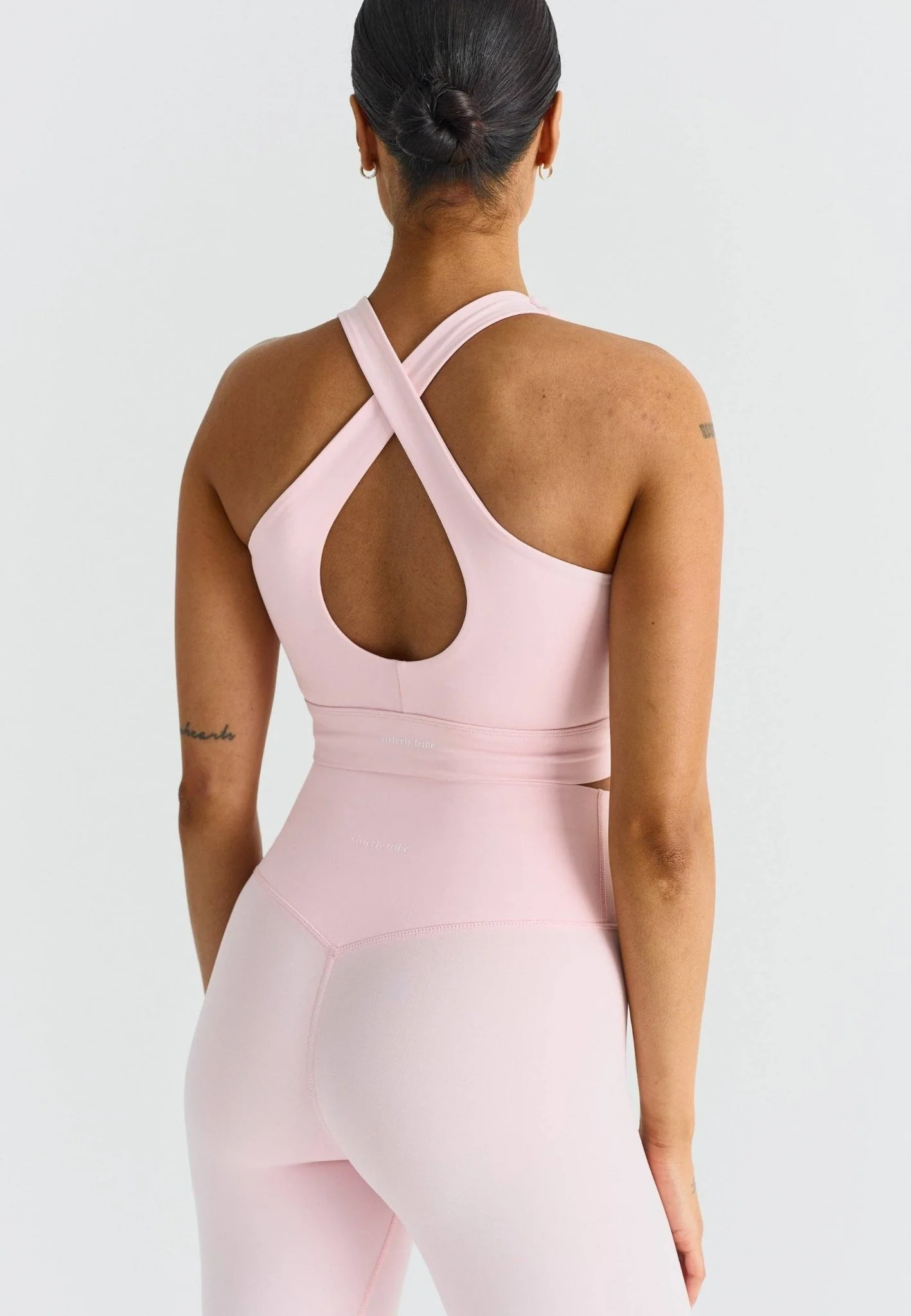 Softsculpt V-neck Cross Back Sports Bra - Image 3