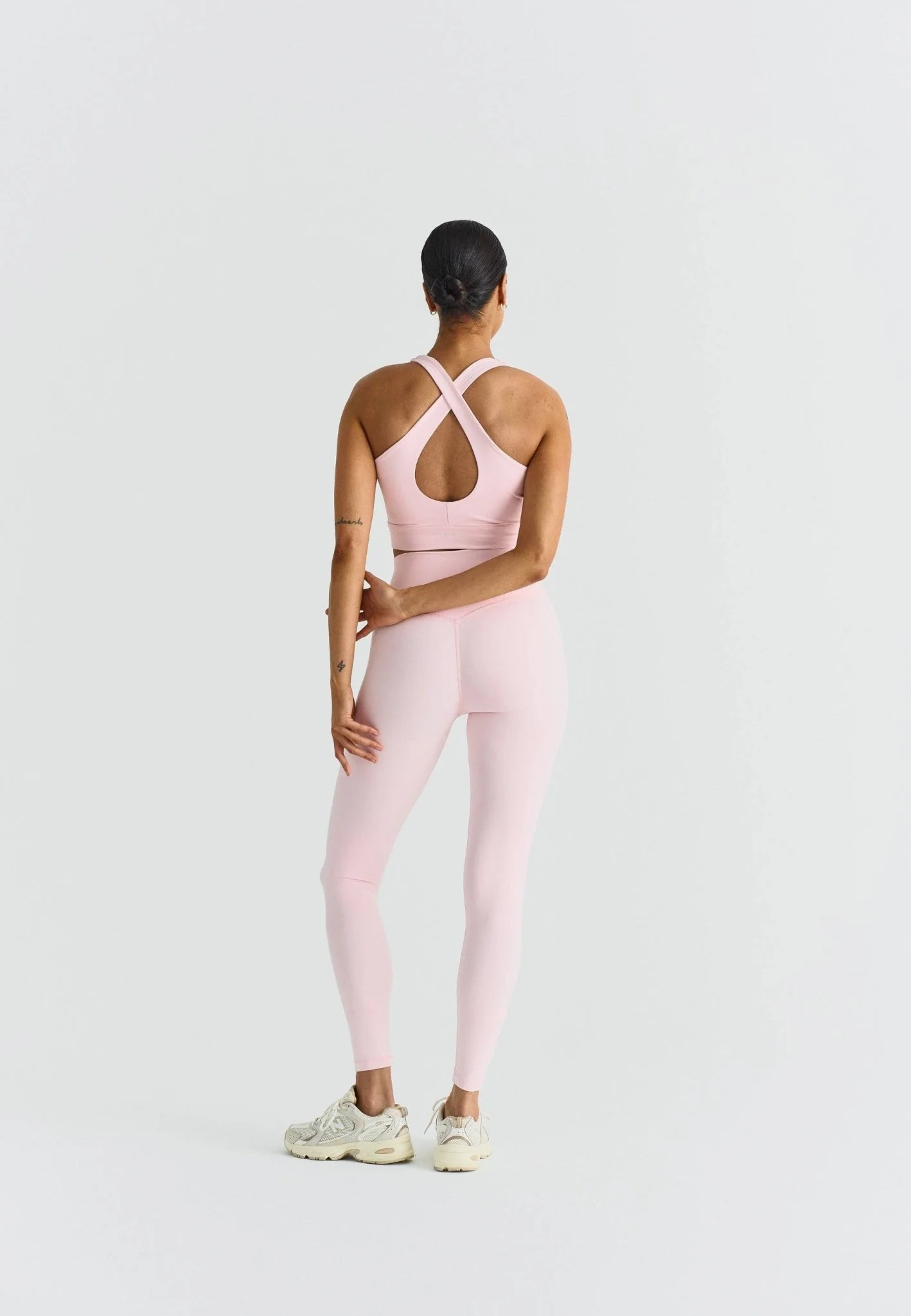 Softsculpt V-neck Cross Back Sports Bra - Image 5
