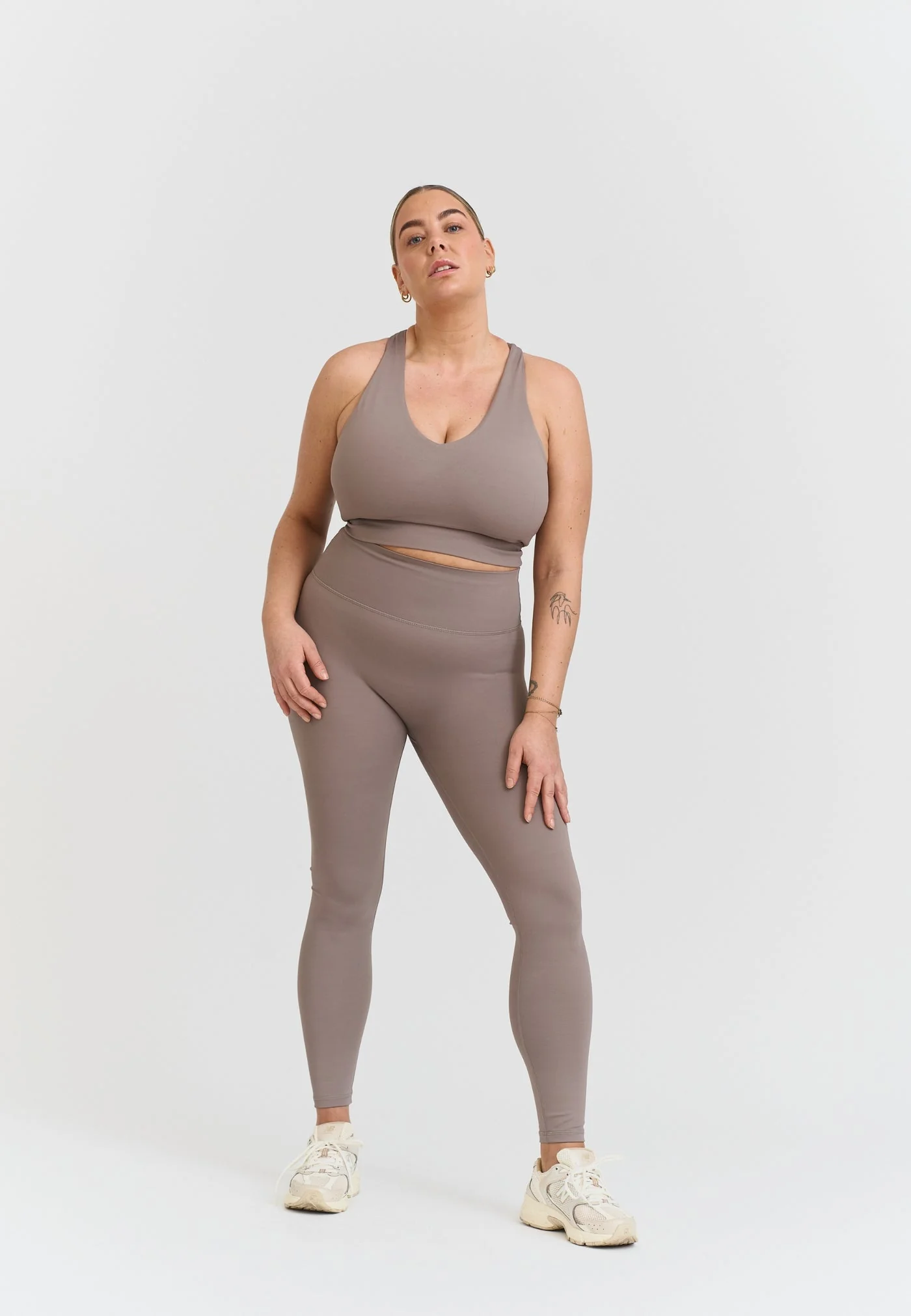 Softsculpt V-neck Cross Back Sports Bra - Image 7