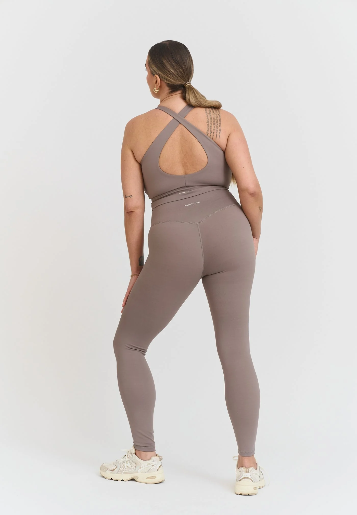 Softsculpt V-neck Cross Back Sports Bra - Image 8